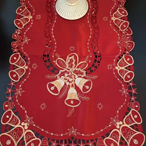 NEW Beautiful Asian inspired red table runner with gold bells - Picture 3 of 4